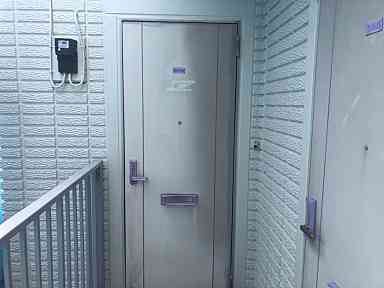 東京都町田市　付帯部　アルミ製の玄関ドア塗装　強溶剤塗料 (1)