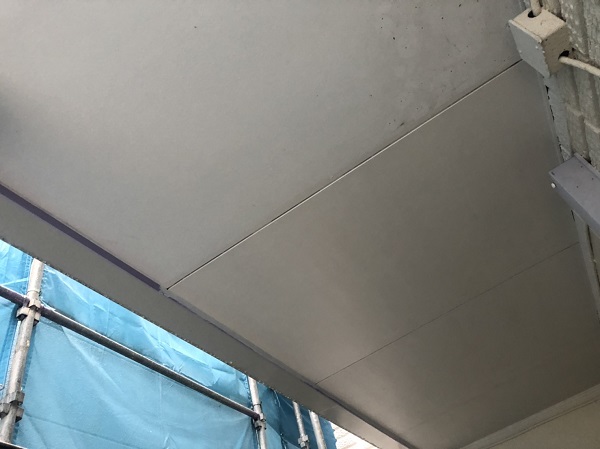 東京都町田市　外壁塗装　軒天塗装　軒が長い場合と短い場合　雨染み・カビによる黒ずみ (1)