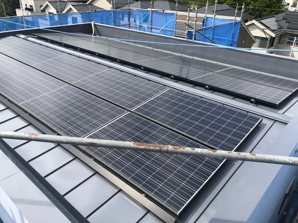 東京都町田市　屋根塗装　防水工事　ソーラーパネルが設置されている屋根の塗装　 (6)