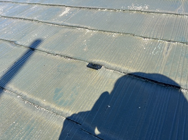 東京都町田市　屋根塗装・外壁塗装　屋根下塗り、縁切りの様子 (3)