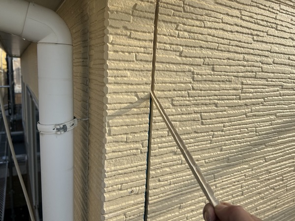 東京都町田市　屋根塗装・外壁塗装　コーキング打ち替え工事の様子 (1)