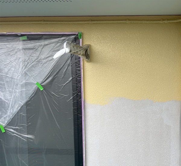 東京都町田市　屋根塗装・外壁塗装　モルタル外壁の特徴　中塗り～上塗りの様子 (2)