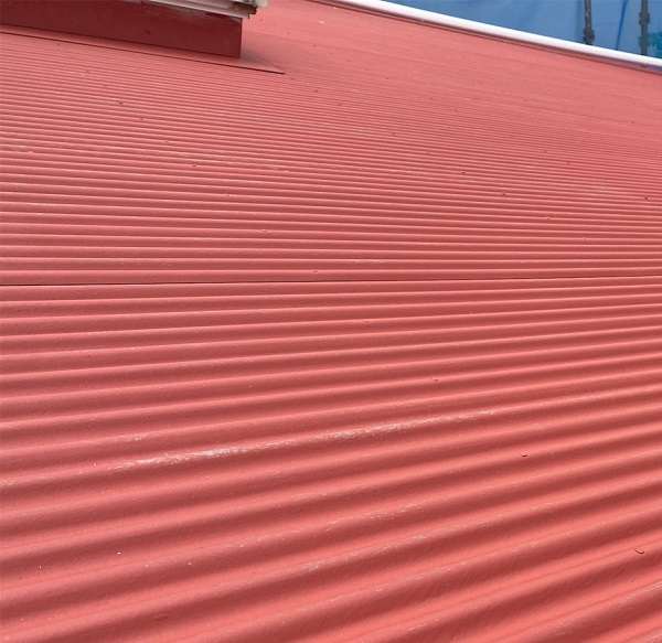 東京都町田市　A様邸　屋根塗装・外壁塗装　トタン屋根の下塗り (1)