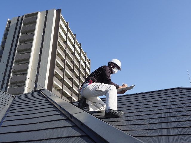 雨漏りが起きたらどうする？応急処置や、やってはいけないNG行為とは