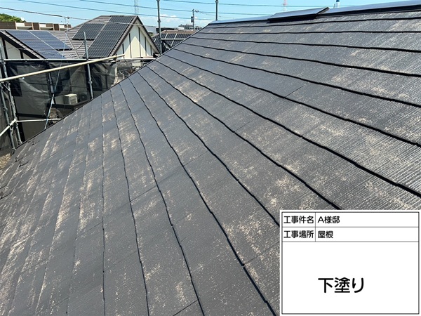 色あせたコロニアル屋根の下塗り～中塗り塗装の様子(東京都町田市・A田様邸①) (2)