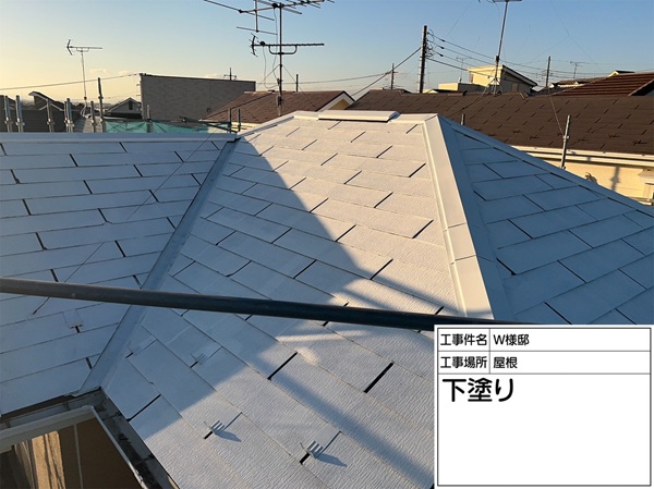 町田市・W様邸外壁塗装・屋根塗装②ひび割れ補修、下塗りと中塗り (2)