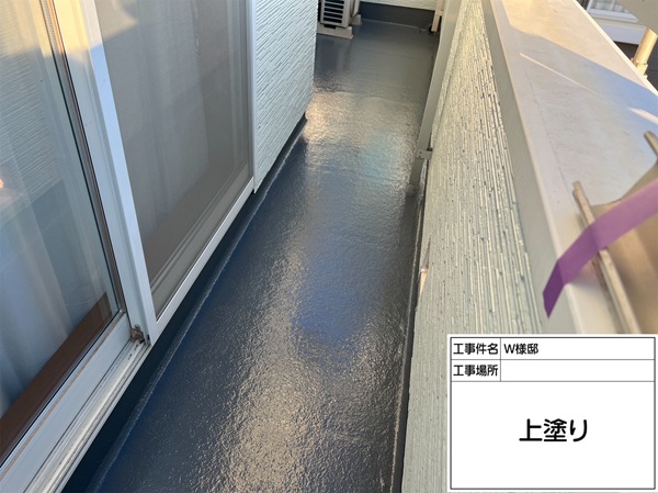 町田市・W様邸｜外壁塗装・屋根塗装⑦汚れの溜まったベランダ床の塗り替え (4)