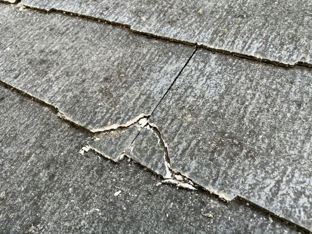 スレート屋根が欠ける・割れる主な原因