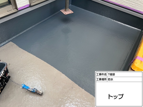東京都町田市T様邸外壁塗装・屋根塗装⑤FRP防水層を守るトップコート塗り替えの流れ (1)