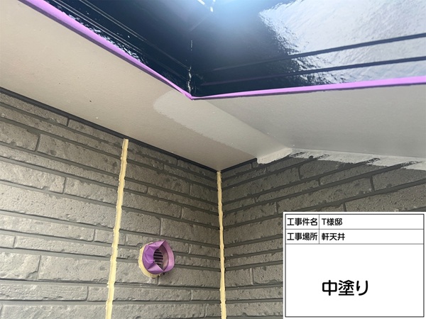 シーラーレス塗料を使って軒天をホワイトで塗装しました(東京都町田市T様邸③) (2)