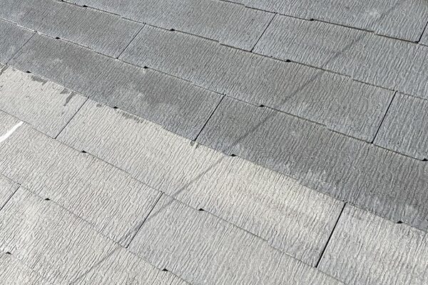 東京都町田市　屋根塗装　下地処理と屋根下塗りの様子 (1)