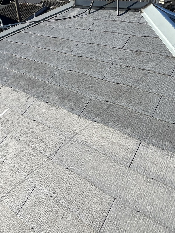 東京都町田市　屋根塗装　下地処理と屋根下塗りの様子 (1)