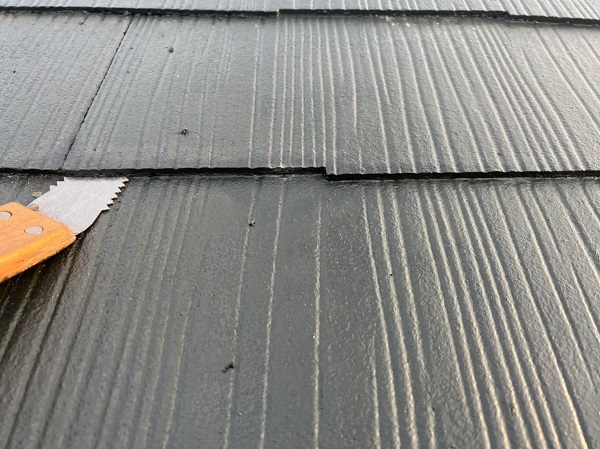 東京都町田市　屋根塗装・外壁塗装　屋根下塗り、縁切りの様子 (1)