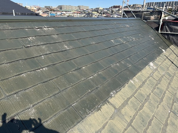 東京都町田市　屋根塗装・外壁塗装　屋根下塗り、縁切りの様子 (2)