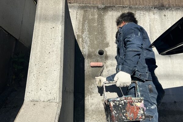 東京都町田市　屋根塗装・外壁塗装・防水工事　屋根と擁壁塗装の様子 (1)