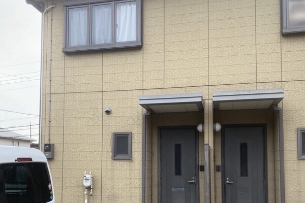 東京都町田市　外壁塗装・付帯部塗装　施工前の状態　開口部の端から流れる『雨筋汚れ』 (2)