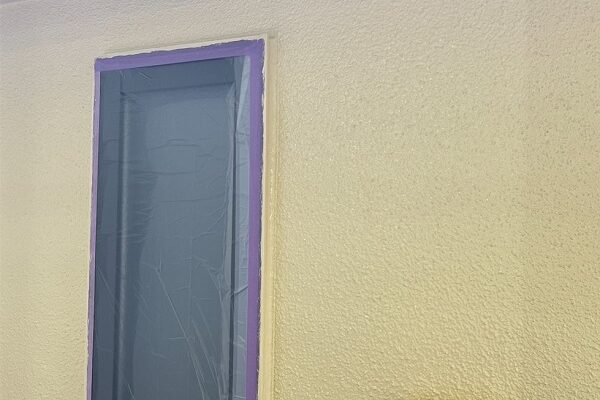 東京都町田市　屋根塗装・外壁塗装　モルタル外壁の特徴　中塗り～上塗りの様子 (1)