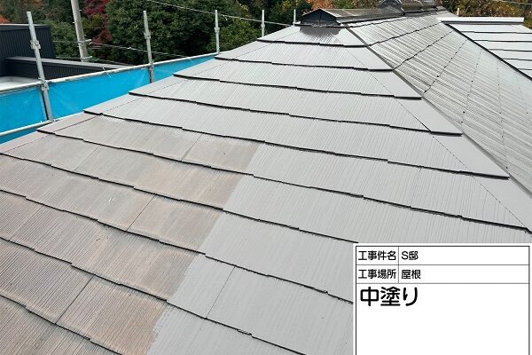 東京都町田市・S様邸　外壁塗装・屋根塗装　屋根の中塗り (1)