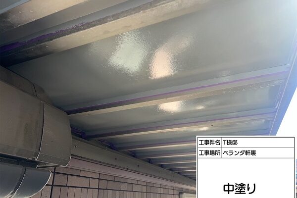 東京都町田市・T様邸│ベランダ床防錆塗装②中塗りで均一な膜厚を作りました (3)
