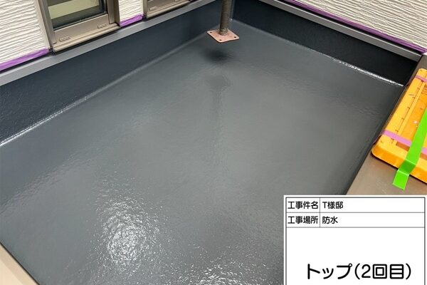 東京都町田市T様邸外壁塗装・屋根塗装⑤FRP防水層を守るトップコート塗り替えの流れ (2)