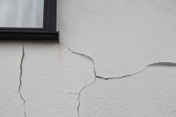 外壁にひび割れが！種類と補修方法、費用相場を分かりやすく解説します (2)